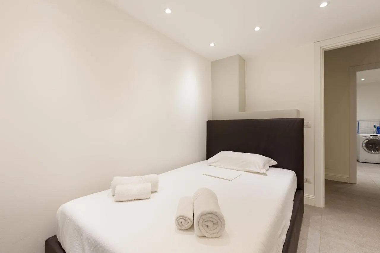 Apt Milano-Moscova Con Terrazzo Condiviso Apartman 0*,